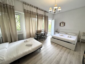 Room | Desk, free WiFi, bed sheets - A Quattro Passi Da (Rome)