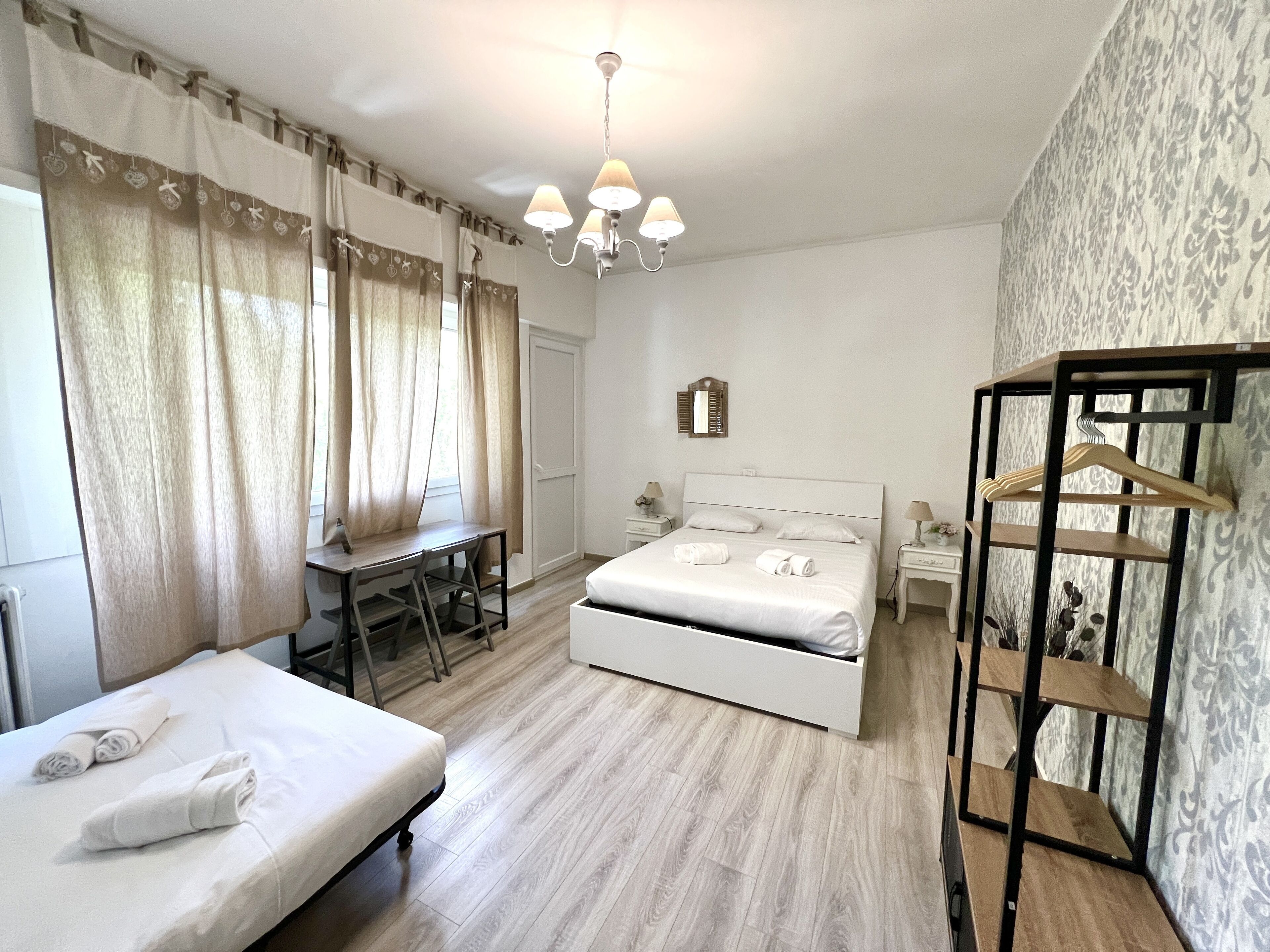 Ein Schlafzimmer mit einem Bett, einem Schreibtisch und einem Stuhl.