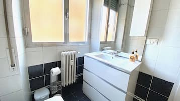 Doppelzimmer | Badezimmer | Dusche, Regendusche, Haartrockner, Bidet