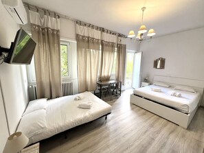 Room | Desk, free WiFi, bed sheets - A Quattro Passi Da (Rome)