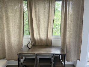 Escritorio, wifi gratis y ropa de cama 