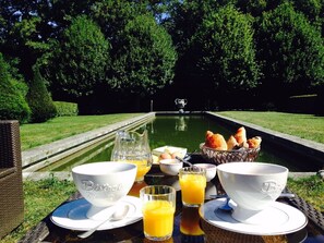 Alfresco dining 