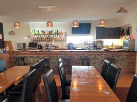 Προσφέρει πρωινό, μεσημεριανό και βραδινό