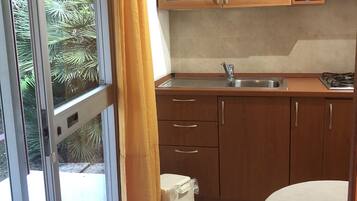 Bungalow, Terrasse, Gartenblick | Eigene Kochnische | Herdplatte, Kochgeschirr/Geschirr/Besteck