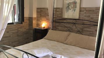 Appartamento, 1 camera da letto, patio, vista giardino | Minibar, una scrivania, Wi-Fi gratuito