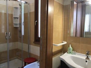 Family Apartment, Patio, Garden View | Bathroom | Shower, free toiletries, hair dryer, bidet - Sa Pintadera Residence (Cabras)