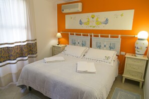 Bungalow, patio, vue sur le jardin | Minibar, bureau, accès au Wi-Fi (inclus)