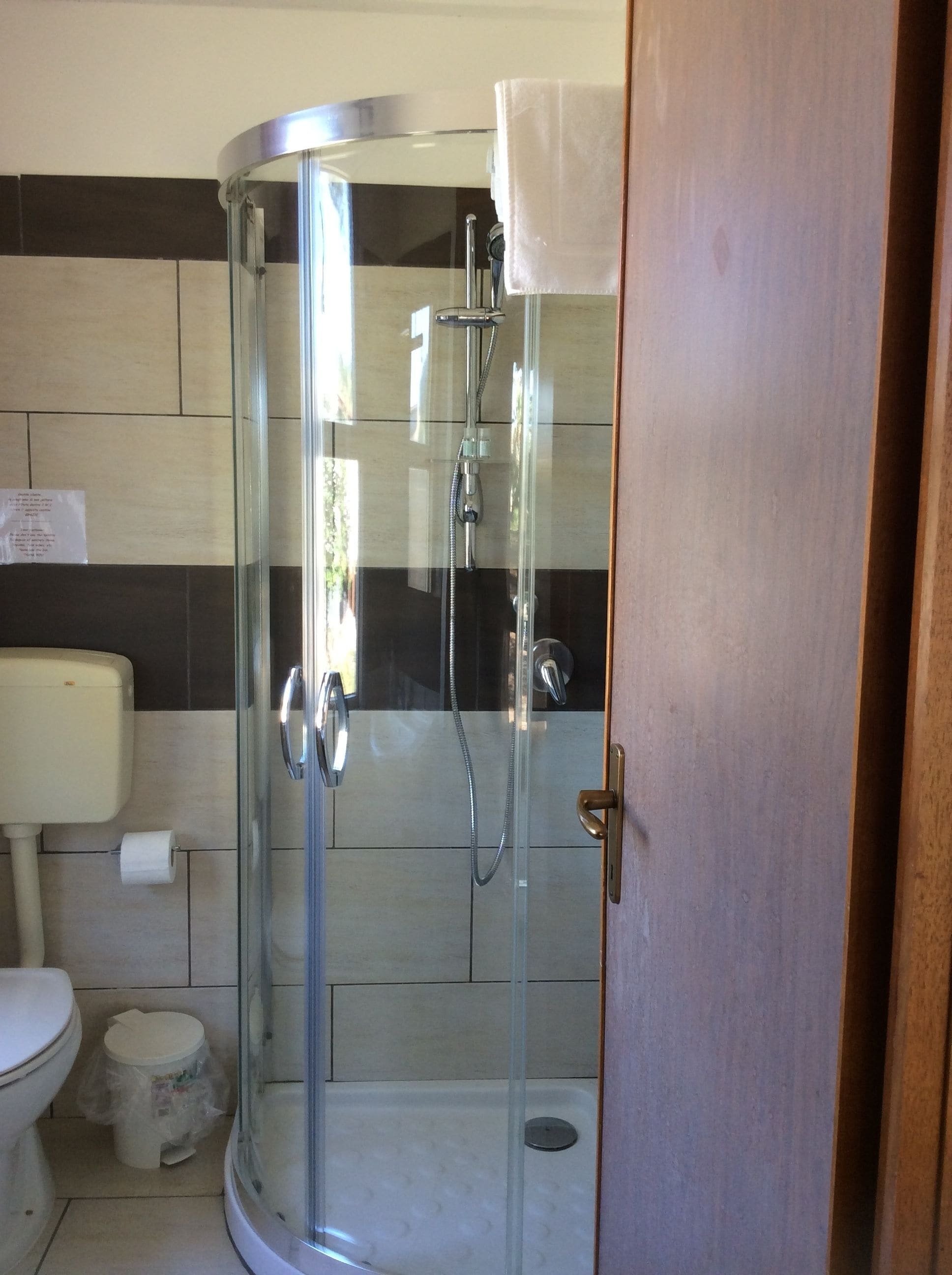 Bungalow, patio, vista giardino | Bagno | Doccia, set di cortesia gratuito, asciugacapelli, bidet