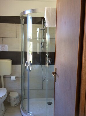Bungalow, Patio, Garden View | Bathroom | Shower, free toiletries, hair dryer, bidet - Sa Pintadera Residence (Cabras)