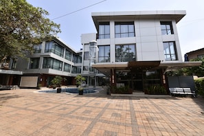 A modern hotel with a spacious courtyard, a swimming pool, and a covered entrance area. - Picaddle The Luxury Boutique Resort (Mahabaleshwar)