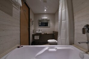 Habitación ejecutiva, 1 habitación, vistas a la piscina | Baño | Artículos de higiene personal gratuitos y zapatillas