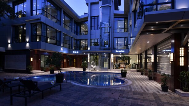 Ein modernes Hotel mit Rezeption, Spa-Bereich und Pool.