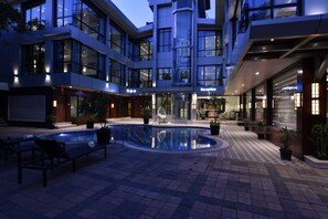 Ein modernes Hotel mit Rezeption, Spa-Bereich und Pool.