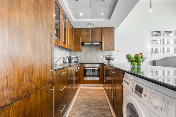 Studio Deluxe, vue ville | Cuisine privée | Réfrigérateur, micro-ondes, four