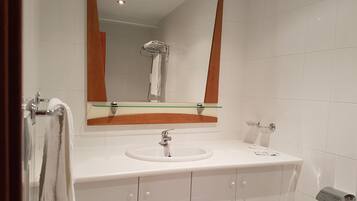 أحواض استحمام، مستلزمات مجانية للعناية الشخصية، مراحيض شطف، مناشف