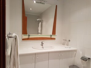 Bathtub, free toiletries, bidet, towels - Hostal Restaurante La Charola (Villafranca del Bierzo)