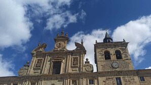Un edificio histórico con una torre de reloj y arquitectura ornamentada.