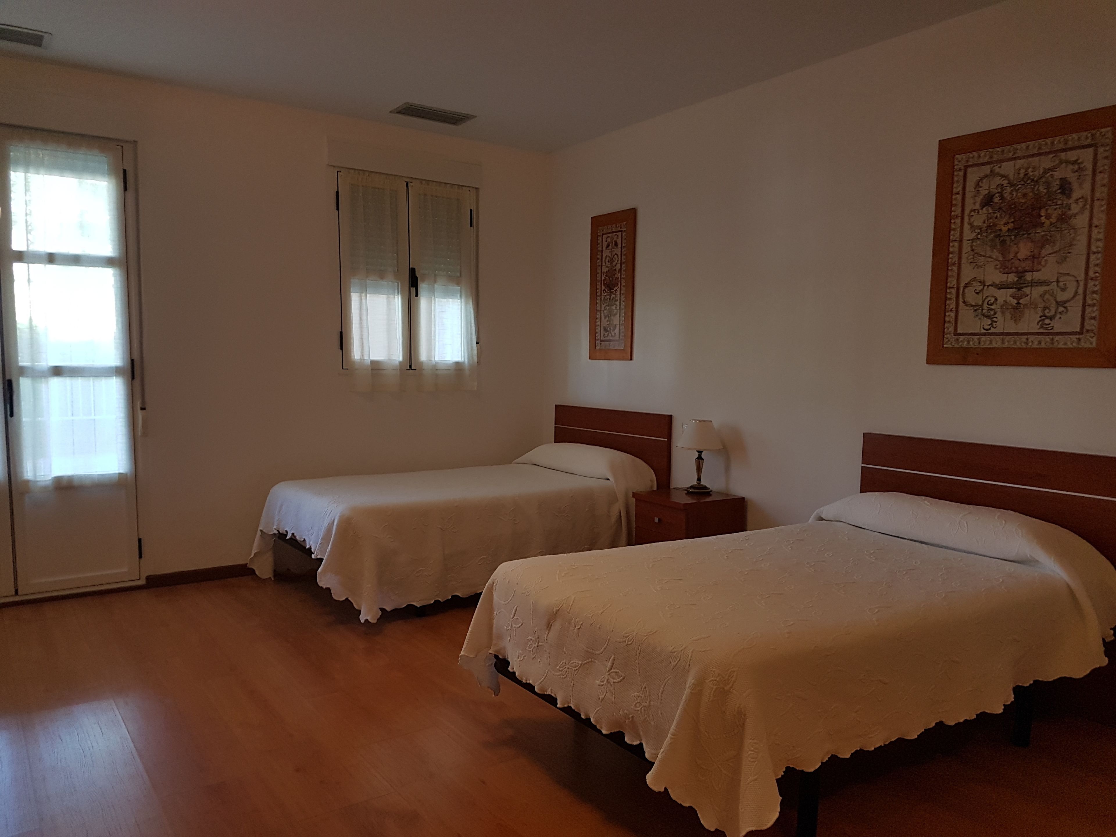 Escritorio, wifi gratis y ropa de cama 