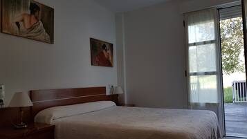 مكتب وواي فاي مجانًا وملاءات أسرّة