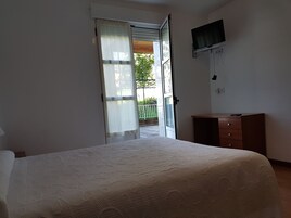 Escritorio, wifi gratis y ropa de cama