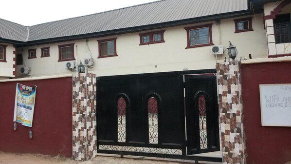 Exterior - Kings Crown Hotel (Lagos)