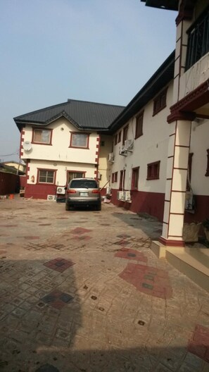 Exterior - Kings Crown Hotel (Lagos)