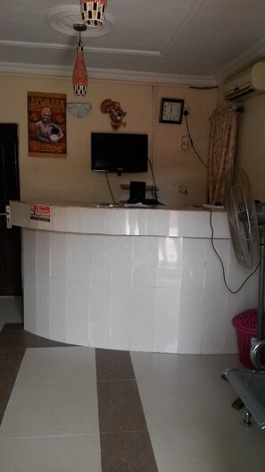 Lobby - Kings Crown Hotel (Lagos)