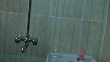 Shower, rainfall showerhead, free toiletries, towels