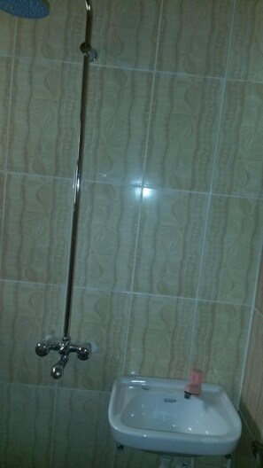 Shower, rainfall showerhead, free toiletries, towels - Kings Crown Hotel (Lagos)