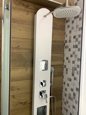 Standard Studio | Bathroom | Shower, hydromassage showerhead, hair dryer, slippers - Polykratis Rooms (Skiathos)