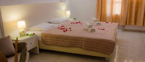 Tabla de planchar con plancha, wifi gratis y ropa de cama