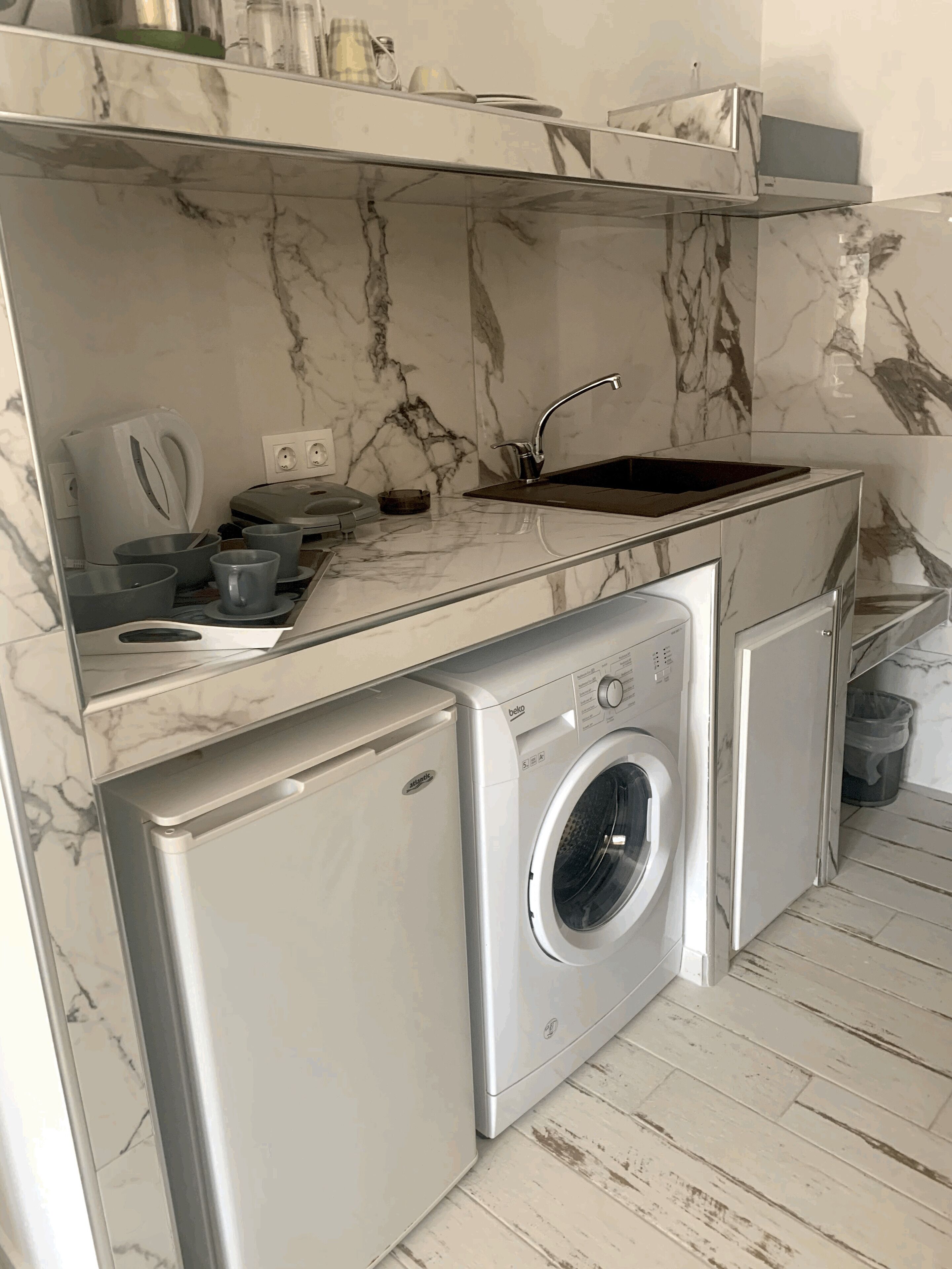 Standaard studio | Privékeuken | Een koelkast, een oven, een kookplaat, een waterkoker