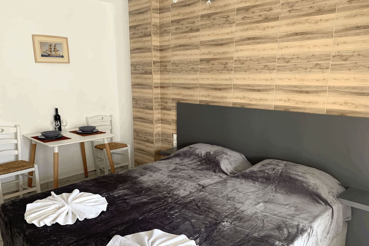 Tabla de planchar con plancha, wifi gratis y ropa de cama