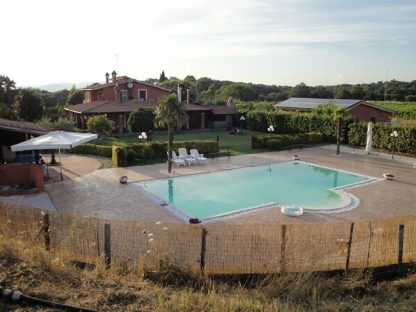 Outdoor pool, pool umbrellas, sun loungers - Agriturismo la Valle di Ceri (Cerveteri)