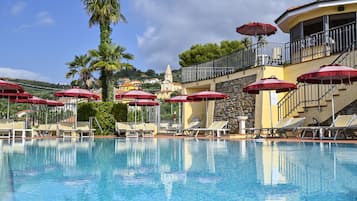 Piscina stagionale all'aperto, ombrelloni da piscina, lettini