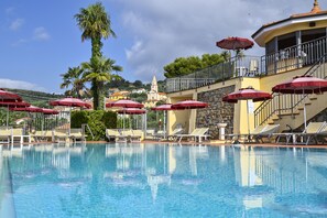 Seasonal outdoor pool, open 9:00 AM to 6:00 PM, pool umbrellas - Hotel Liliana Diano Marina (Diano Marina)
