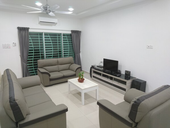 Family House, 4 Bedrooms | Living room