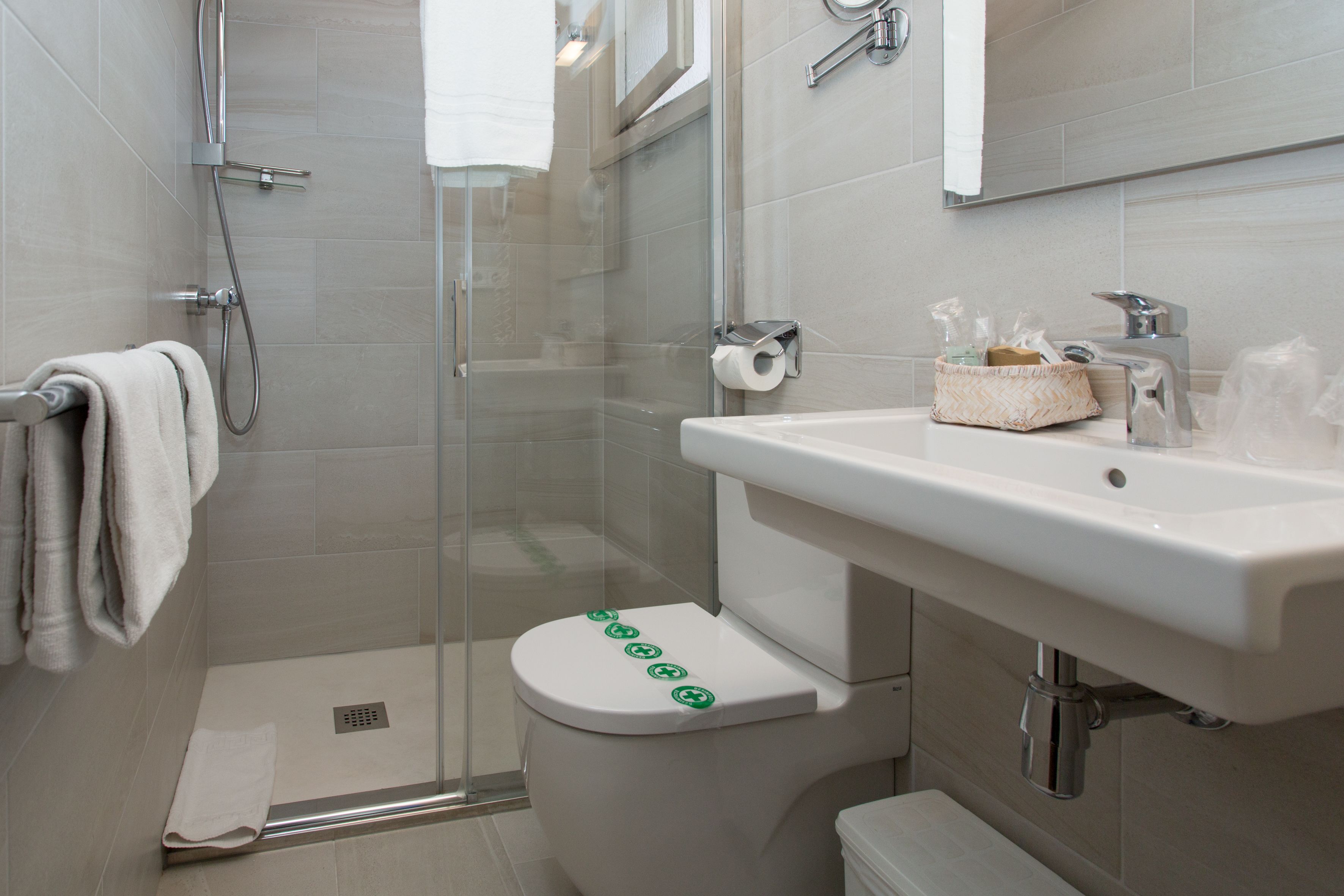 standard double room | minibar, in-room safe, desk, free cots/infant beds