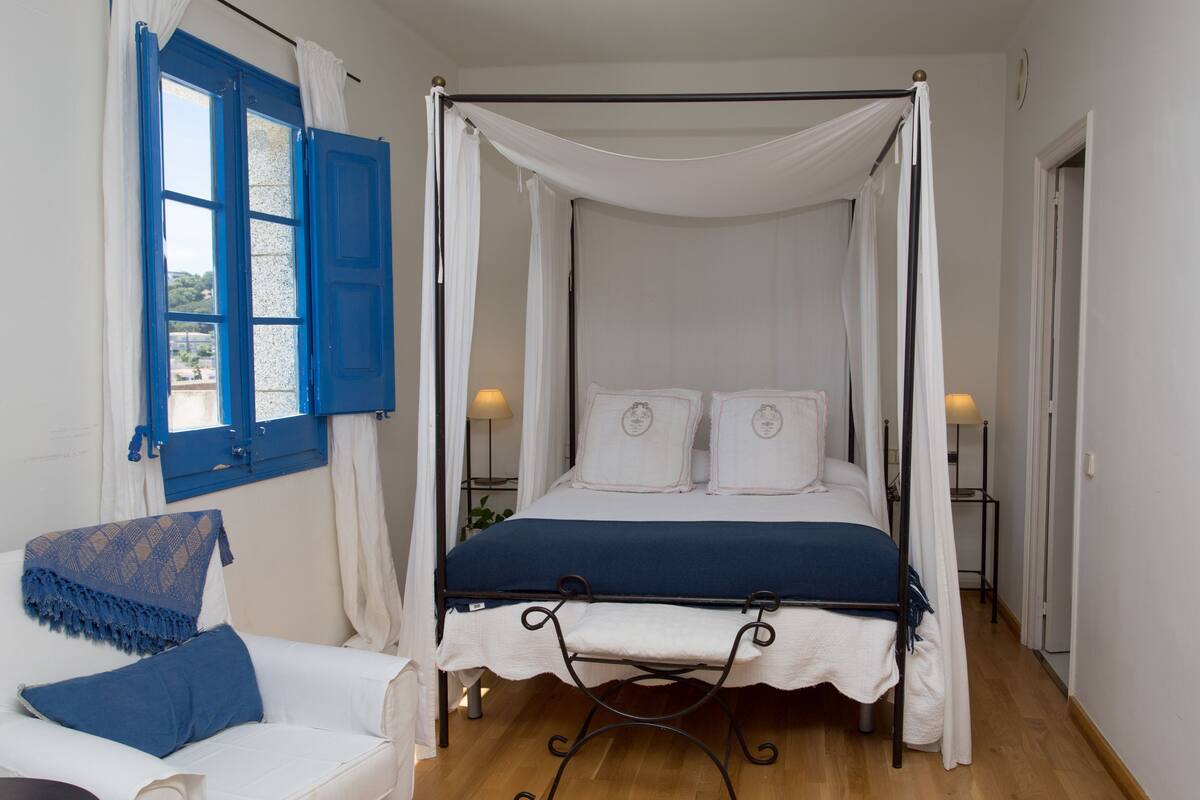 superior double room, 1 double or 2 single beds, ocean view | minibar, in-room safe, desk, free cots/infant beds