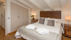 Dobbeltrom – superior, 1 queensize-seng, havutsikt | Minibar, safe på rommet, skrivebord og wi-fi (inkludert)