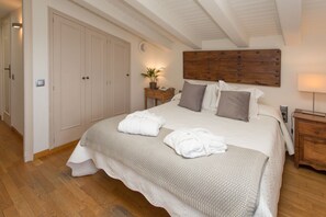 Minibar, coffres-forts dans les chambres, bureau, lits bébé (gratuits)