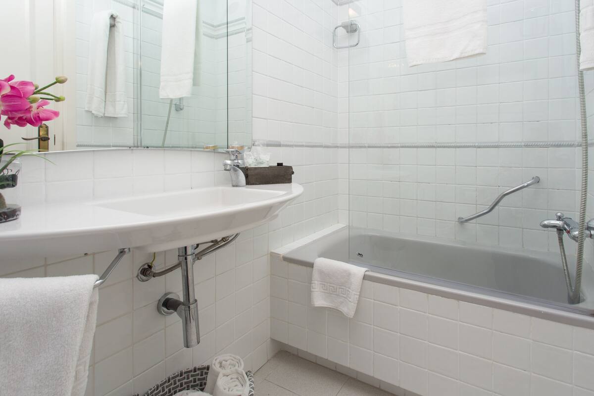 superior double room, 1 double or 2 single beds, ocean view | minibar, in-room safe, desk, free cots/infant beds