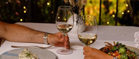 Frukost och lunch serveras, njut av de goda smakerna frÄn lokala rÀtter.