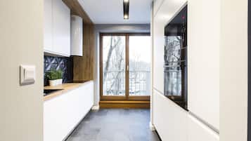 Apartamento premium, 1 quarto, sacada | Cozinha privada | Geladeira, fogão, cooktop, lava-louças
