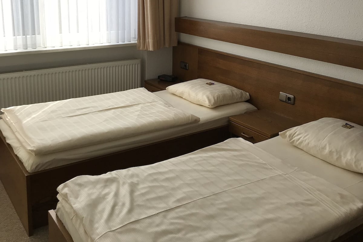 Desk, cots/infant beds, bed sheets