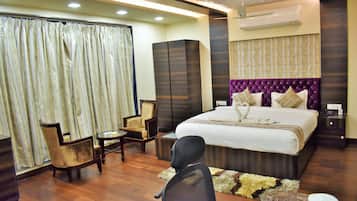 Executive Suite, 1 Bedroom, Non Smoking, City View | Minibar, in-room safe, desk, iron/ironing board