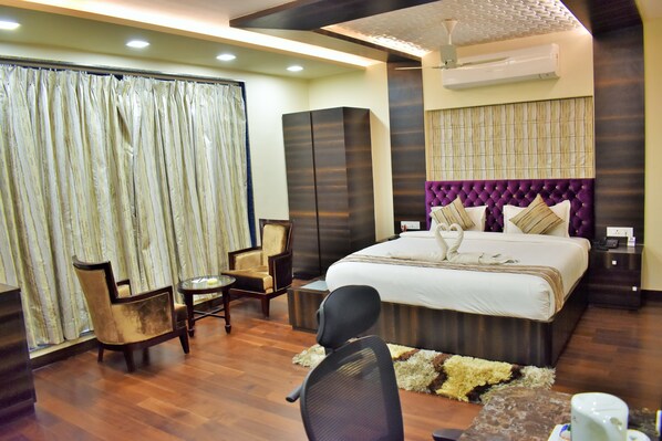 Executive Suite, 1 Bedroom, Non Smoking, City View | Minibar, in-room safe, desk, iron/ironing board - Hotel Silver Arcade (Malda)