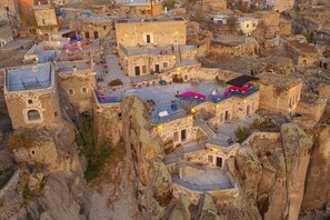 A historic stone village with terraced buildings and a central courtyard. - Kapadokya Ihlara Konakları Antik Gelveri Konağı (Guzelyurt)