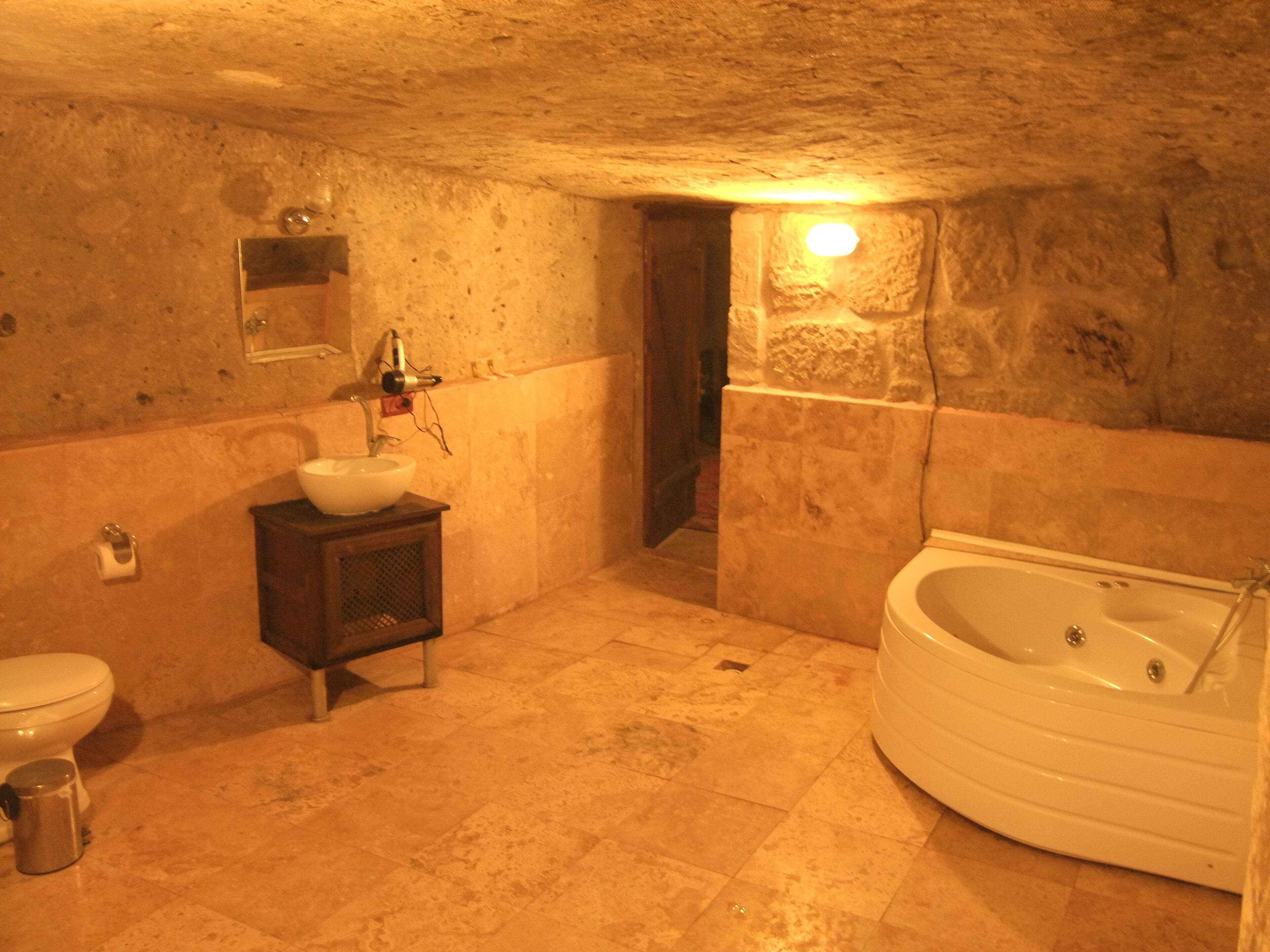 Une salle de bain avec une baignoire blanche, un lavabo et des toilettes.