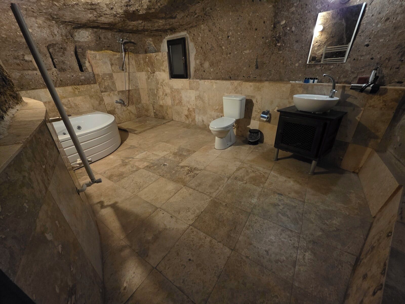 Une salle de bain équipée d’une baignoire, de toilettes, d’un lavabo et d’une douche.